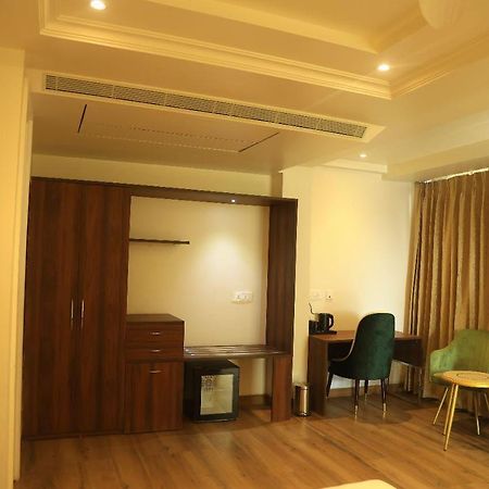 Sapphire Sky Hotel Dehradun Luaran gambar