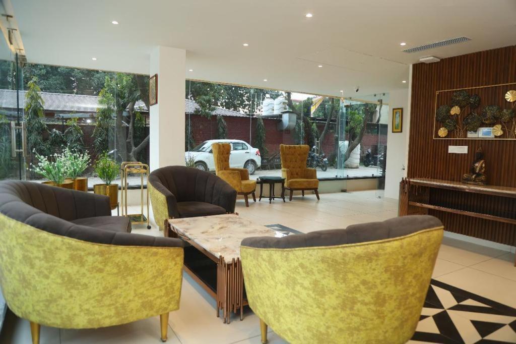 Sapphire Sky Hotel Dehradun Luaran gambar