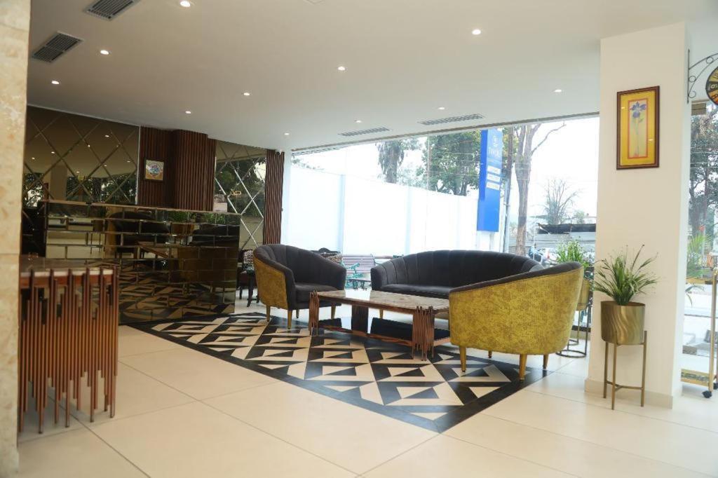 Sapphire Sky Hotel Dehradun Luaran gambar