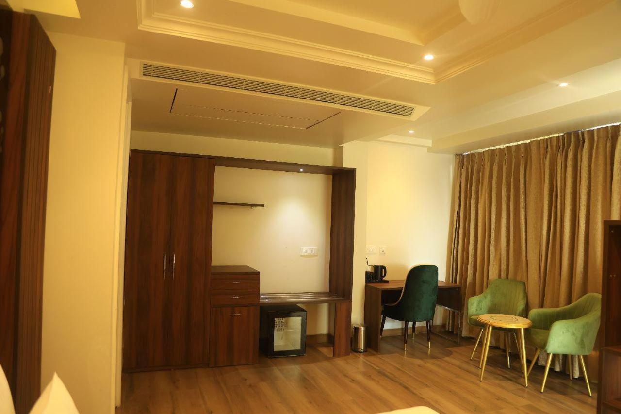 Sapphire Sky Hotel Dehradun Luaran gambar